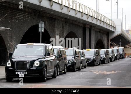 Un posteggio taxi vicino alla stazione ferroviaria di Nottingham durante la terza chiusura nazionale dell'Inghilterra per frenare la diffusione del coronavirus. Data immagine: Lunedì 18 gennaio 2021. Foto Stock