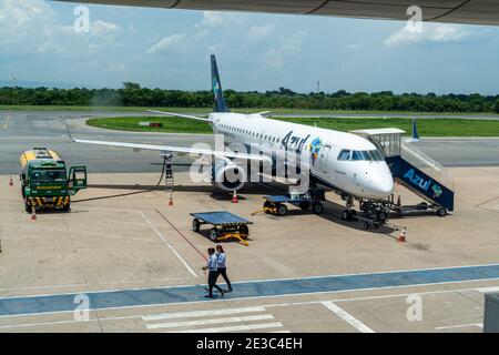 Un Embraer 195 è un aereo di costruzione brasiliana e fa parte della flotta aerea brasiliana Azul ( Azul Linhas Aereas), in Brasile Foto Stock