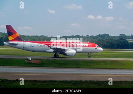 Un McDonnell Douglas DC-9-83 (MD-83) di Avianca e vettore di bandiera della Columbia decollo all'aeroporto internazionale di Brasilia, capitale della città Foto Stock