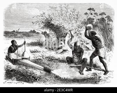 Lavoratori di fabbri in una tribù della regione di Unyamwezi, Tanzania, Africa. Antico XIX secolo inciso da le Tour du Monde 1864 Foto Stock