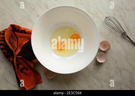Uova grezze in una ciotola per fare una frittata o. impasto Foto Stock