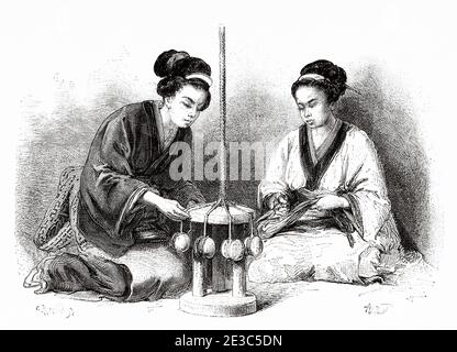 Donne che intrecciano corde di seta, Giappone. Vecchio 19 ° secolo inciso illustrazione viaggio in Giappone di Aime Humbert da El Mundo en la mano 1879 Foto Stock