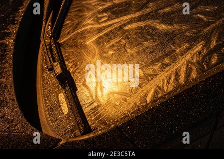 Modelli di ghiaccio o di gelo formati sulla carrozzeria di un'automobile durante una notte fredda di gelo, Inghilterra, Regno Unito. Gelo finestra, frattale, pattern, congelato Foto Stock