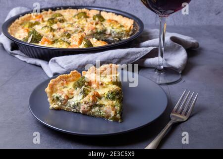 Quiche (torta aperta) con trota, broccoli e formaggio. Dolci non zuccherati fatti in casa, torta tradizionale. Primo piano. Foto Stock