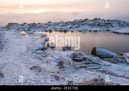 Il Frozen Doxeys Pool sulla dorsale di Roaches nella zona di Staffordshire Moorlands del Peak District National Park, Regno Unito Foto Stock