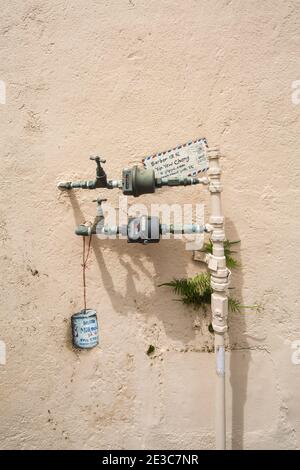 Colorati murales da parete di Singapore Street artist Yip Yew Chong. I disegni sono basati sui suoi ricordi d'infanzia della sua vita e della cultura di Singapore. Foto Stock