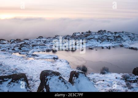 Il Frozen Doxeys Pool sulla dorsale di Roaches nella zona di Staffordshire Moorlands del Peak District National Park, Regno Unito Foto Stock