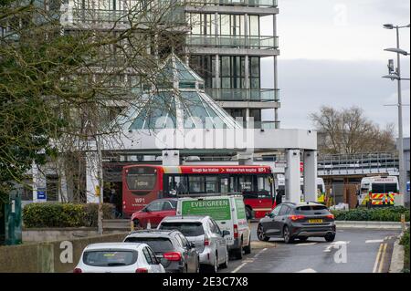 Slough, Berkshire, Regno Unito. 18 gennaio 2021. Una mattinata impegnativa al Wexham Park Hospital. I rapporti sui social media dicono che il Wexham Park deve ora trasferire i pazienti a Poole in Dorset, dato che l'ospedale è così occupato. I casi positivi di Covid-19 in Slough rimangono il settimo più alto nel paese, tuttavia il tasso per 100,000 persone nei sette giorni fino al 13 gennaio 2021 è ora a 1,014.5, in calo rispetto al 1068.6. Credit: Maureen McLean/Alamy Live News Foto Stock