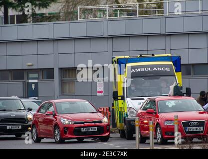 Slough, Berkshire, Regno Unito. 18 gennaio 2021. Una mattinata impegnativa al Wexham Park Hospital. I rapporti sui social media dicono che il Wexham Park deve ora trasferire i pazienti a Poole in Dorset, dato che l'ospedale è così occupato. I casi positivi di Covid-19 in Slough rimangono il settimo più alto nel paese, tuttavia il tasso per 100,000 persone nei sette giorni fino al 13 gennaio 2021 è ora a 1,014.5, in calo rispetto al 1068.6. Credit: Maureen McLean/Alamy Live News Foto Stock