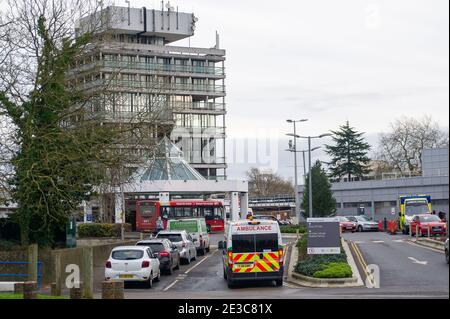 Slough, Berkshire, Regno Unito. 18 gennaio 2021. Una mattinata impegnativa al Wexham Park Hospital. I rapporti sui social media dicono che il Wexham Park deve ora trasferire i pazienti a Poole in Dorset, dato che l'ospedale è così occupato. I casi positivi di Covid-19 in Slough rimangono il settimo più alto nel paese, tuttavia il tasso per 100,000 persone nei sette giorni fino al 13 gennaio 2021 è ora a 1,014.5, in calo rispetto al 1068.6. Credit: Maureen McLean/Alamy Live News Foto Stock