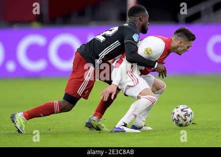 AMSTERDAM, PAESI BASSI - GENNAIO 17: L-R: Lutshel Geertruida di Feyenoord, Dusan Tadic di Ajax durante la partita olandese di Eredivisie tra Ajax e Fe Foto Stock