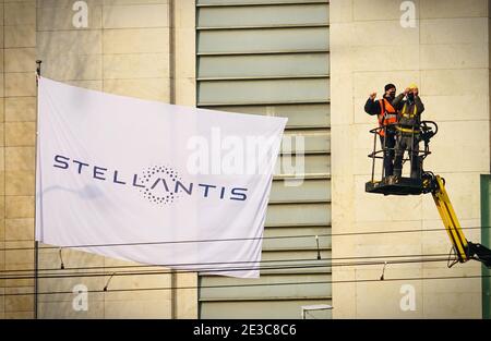 Il logo Stellantis e le nuove bandiere sono installati a Mirafiori. Stellantis nasce dalla fusione tra FCA e PSA Foto Stock