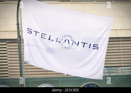 Il logo Stellantis e le nuove bandiere sono installati a Mirafiori. Stellantis nasce dalla fusione tra FCA e PSA Foto Stock