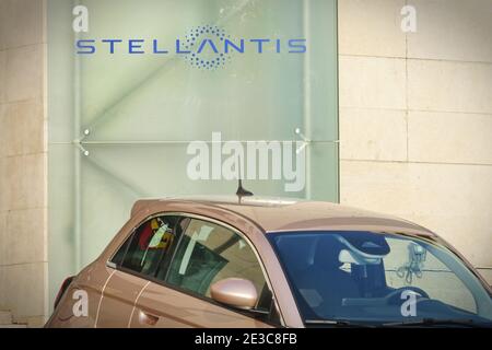 Il logo Stellantis e le nuove bandiere sono installati a Mirafiori. Stellantis nasce dalla fusione tra FCA e PSA Foto Stock