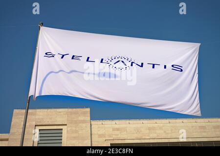 Il logo Stellantis e le nuove bandiere sono installati a Mirafiori. Stellantis nasce dalla fusione tra FCA e PSA Foto Stock