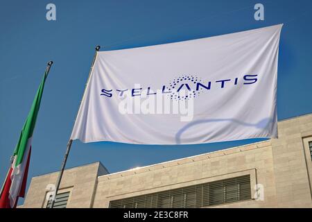 Il logo Stellantis e le nuove bandiere sono installati a Mirafiori. Stellantis nasce dalla fusione tra FCA e PSA Foto Stock