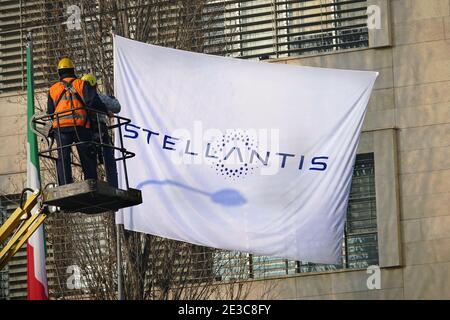 Il logo Stellantis e le nuove bandiere sono installati a Mirafiori. Stellantis nasce dalla fusione tra FCA e PSA Foto Stock