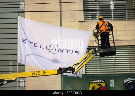 Il logo Stellantis e le nuove bandiere sono installati a Mirafiori. Stellantis nasce dalla fusione tra FCA e PSA Foto Stock