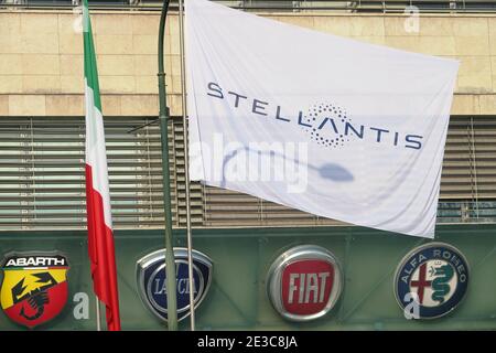 Il logo Stellantis e le nuove bandiere sono installati a Mirafiori. Stellantis nasce dalla fusione tra FCA e PSA Foto Stock