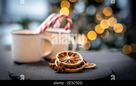 Limone essiccato vicino a tazze con caramelle di natale Foto Stock