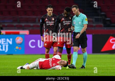 AMSTERDAM, PAESI BASSI - GENNAIO 17: Dusan Tadic di Ajax ferito, Steven Berghuis di Feyenoord, Lutshel Geertruida di Feyenoord, arbitro Danny Makke Foto Stock