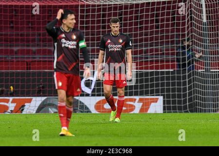 AMSTERDAM, PAESI BASSI - GENNAIO 17: Steven Berghuis di Feyenoord, Uros Spajic di Feyenoord deluso dopo l'obiettivo di Feyenoord durante l'olandese Ered Foto Stock