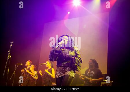 Kym Mazelle of Soul II Soul si esibisce dal vivo sul palco presso la Roundhouse di Camden Town, Londra Foto Stock