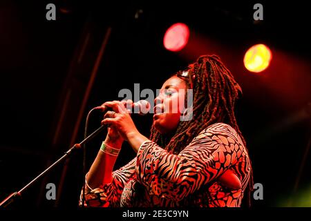 Caron Wheeler of Soul II Soul cantare dal vivo sul palco alla Somerset House, Londra Foto Stock