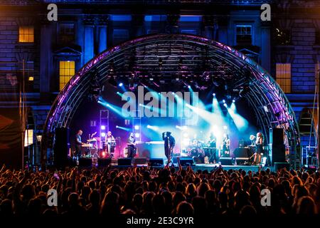 Un'ampia foto di Soul 2 Soul che si esibisce dal vivo sul palco in un concerto all'aperto presso la Somerset House, Londra Foto Stock