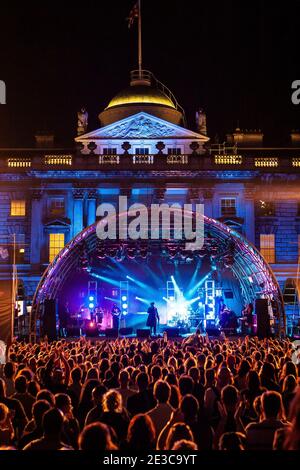 Un'ampia foto di Soul 2 Soul che si esibisce dal vivo sul palco in un concerto all'aperto presso la Somerset House, Londra Foto Stock