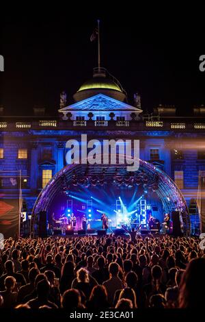 Un'ampia foto di Soul 2 Soul che si esibisce dal vivo sul palco in un concerto all'aperto presso la Somerset House, Londra Foto Stock