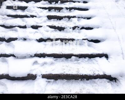 Gradini di pietra ricoperti di neve in una fredda giornata invernale, il periodo successivo a una nevicata Foto Stock