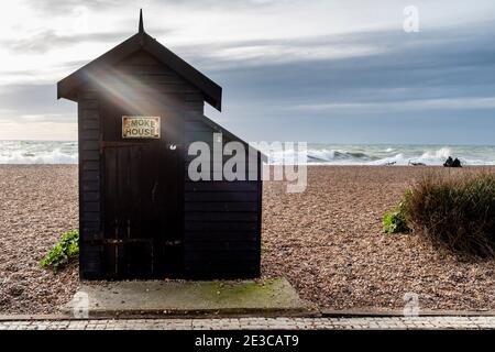 A Smoke House on Brighton Beach, Brighton, East Sussex, UK. Foto Stock