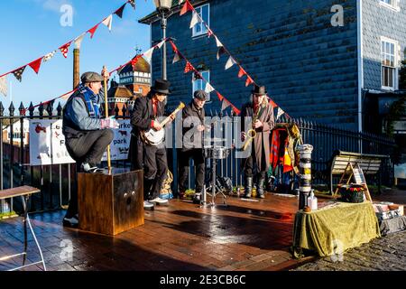 Gli artisti di strada si esibiscono nella High Street, Lewes, East Sussex, UK Foto Stock