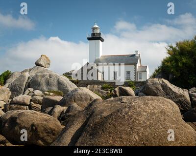 Faro De Pontusval in una giornata di sole in estate, spiaggia e rocce interessanti (Bretagna, Francia) Foto Stock