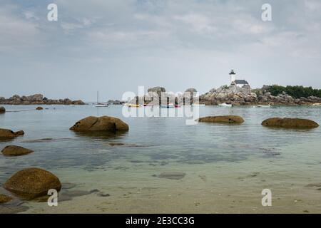 Faro De Pontusval in una giornata di sole in estate, spiaggia e rocce interessanti (Bretagna, Francia) Foto Stock