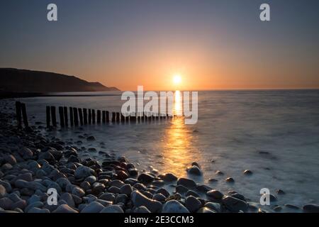 Tramonto sulla baia di Porlock da Bossington Beach, Porlock, Somerset, Regno Unito Foto Stock