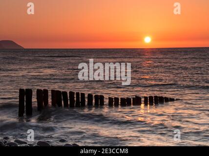 Tramonto sulla baia di Porlock da Bossington Beach, Porlock, Somerset, Regno Unito Foto Stock