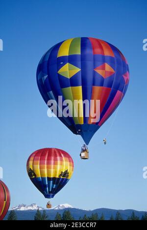 I palloni ad aria calda, Mongolfiere sopra piega, piega, Oregon Foto Stock