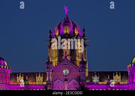 9-Nov-2017 architettura patrimonio dell'umanità Victoria Terminus VT ora Chhatrapati Shivaji Terminal Stazione ferroviaria CST edificio `notte ILLUMIN Foto Stock