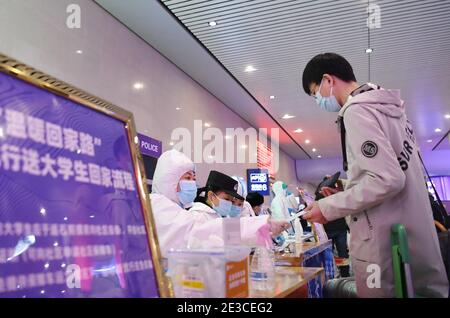 (210118) -- SHIJIAZHUANG, 18 gennaio 2021 (Xinhua) -- UN viaggiatore di ritorno si registra per un servizio gratuito di corsa alla stazione ferroviaria di Shijiazhuang in mezzo alla pandemia COVID-19 a Shijiazhuang, la provincia di Hebei della Cina del nord, 18 gennaio 2021. Poiché tutti gli altri servizi di trasporto pubblico a Shijiazhuang sono stati sospesi per scopi di prevenzione e controllo COVID-19, i conducenti locali hanno fatto passi avanti e si sono volontari per aiutare. Guidato da Fan Yuejia di 36 anni, il team di 800 piloti volontari fornisce corse gratuite ai viaggiatori che arrivano in città in corsa verso il cinese Lunar New Yea Foto Stock