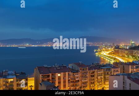 Notte a Smirne, costa e baia, foto dalla torre dell'ascensore, Turchia Foto Stock