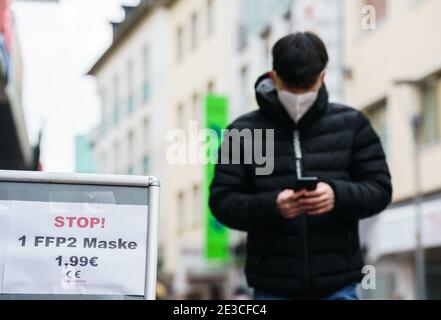 Magonza, Germania. 18 gennaio 2021. Un giovane indossa una maschera FFP2 su una strada commerciale. Indossare una maschera è obbligatorio nel centro della città. Un obbligo a livello nazionale di indossare una maschera FFP2, ad esempio nei negozi e nei trasporti pubblici, è attualmente oggetto di discussione da parte dei politici. In Baviera, l'obbligo della maschera FFP2 si applica già da oggi. Credit: Andreas Arnold/dpa/Alamy Live News Foto Stock