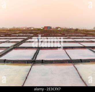 Diversi tipi di sale in saline con raccolta del sale piscine Foto Stock