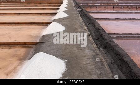 Diversi tipi di sale in saline con raccolta del sale piscine Foto Stock