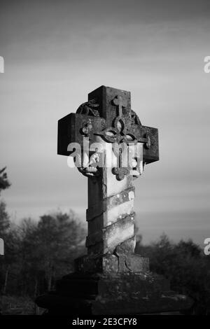 Croce di pietra in un cimitero inglese. Foto Stock