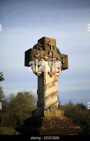 Croce di pietra in un cimitero inglese. Foto Stock