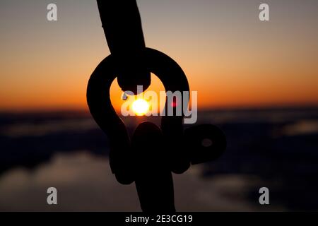 Tramonto attraverso un grillo a bordo della nave Greenpeace Arctic Sunrise, tra il ghiaccio del mare Artico, lo stretto di Fram, tra la Groenlandia e Svalbard, Septembe Foto Stock