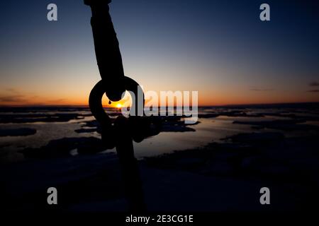 Tramonto attraverso un grillo a bordo della nave Greenpeace Arctic Sunrise, tra il ghiaccio del mare Artico, lo stretto di Fram, tra la Groenlandia e Svalbard, Septembe Foto Stock