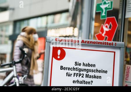 Magonza, Germania. 18 gennaio 2021. Un segno con l'iscrizione 'avete ricevuto i certificati di autorizzazione per le maschere FFP2?' si trova di fronte a una farmacia. Nel centro della città è obbligatorio indossare una maschera. Un obbligo a livello nazionale di indossare una maschera FFP2, ad esempio nei negozi e nei trasporti pubblici, è attualmente oggetto di discussione da parte dei politici. In Baviera l'obbligo della maschera FFP2 è già valido dal 18.1. Credit: Andreas Arnold/dpa/Alamy Live News Foto Stock